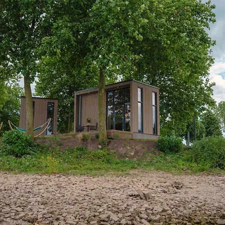Tiny River House * Maurik